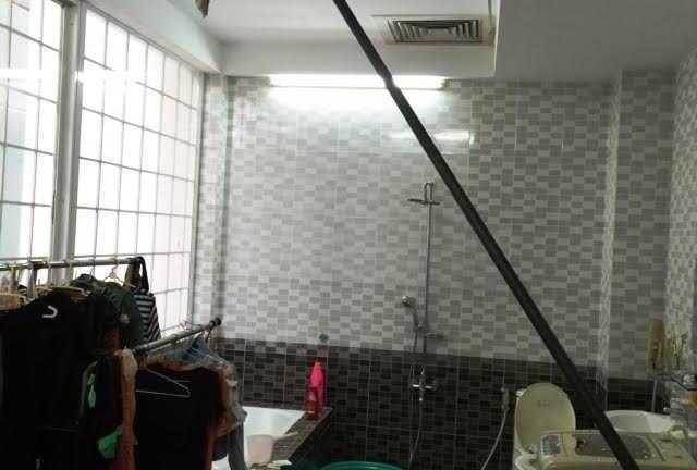 Thi công dự án Saigonres Plaza: Thanh sắt bất ngờ lao xuống đâm xuyên nóc nhà dân