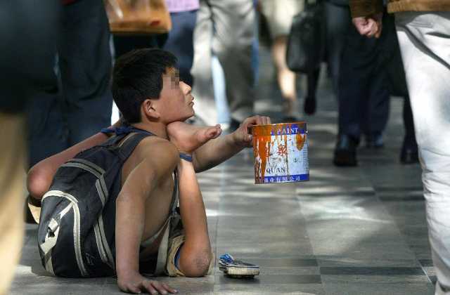 Băng đảng đáng sợ chuyên đánh gãy tay chân trẻ em, bắt đi ăn xin ở Malaysia