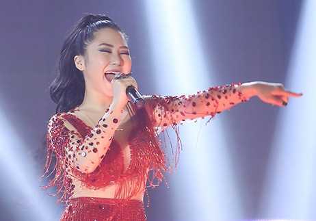 Hương Tràm diện đầm gợi cảm, khoe vũ đạo ấn tượng