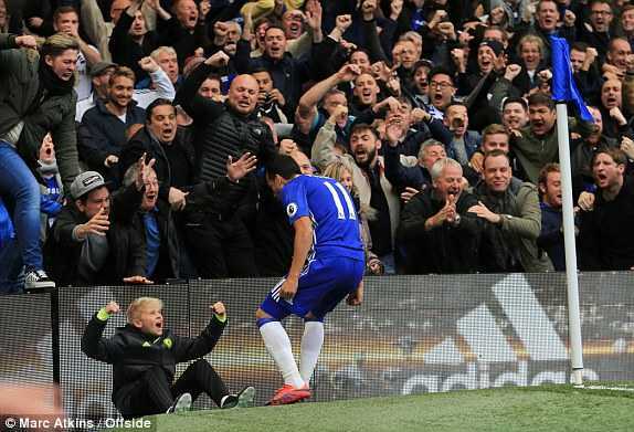 Pedro sút tung lưới Man Utd ở giây 30