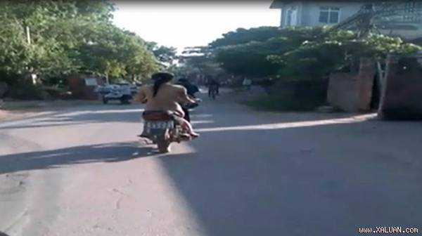Thiếu nữ không mảnh vải che thân đi xe máy giữa ban ngày xôn xao dư luận