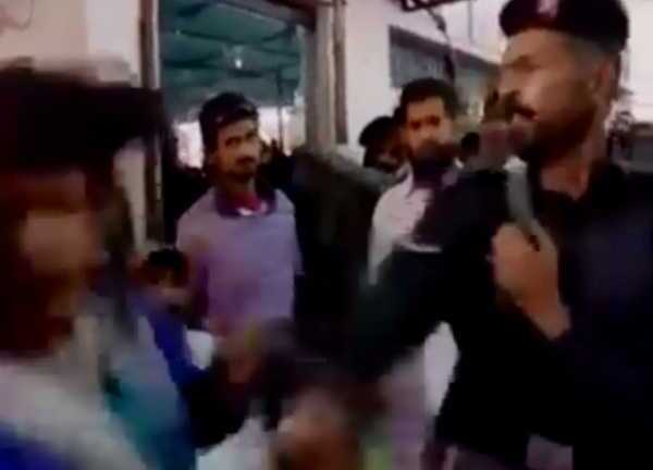 Video sốc: Hỏi 'xoáy' cảnh sát, nữ phóng viên Pakistan bị tát thẳng mặt khi đang truyền hình trực tiếp