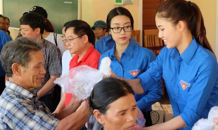 Hoa hậu Mỹ Linh, Á hậu Thanh Tú vận động quyên góp 330 triệu cho đồng bào lũ lụt
