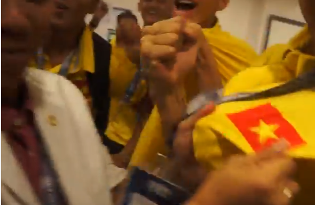 HLV Hoàng Anh Tuấn hôn quốc kỳ, U19 Việt Nam nghẹn ngào cảm ơn người hâm mộ