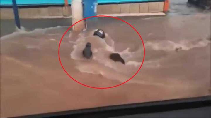 Xoáy nước cuồn cuộn suýt cuốn người đi xe máy xuống hố ga mở nắp