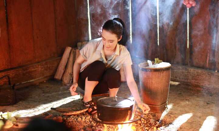Angela Phương Trinh ‘trầy da tróc vảy’ vì vai cô giáo ngoan hiền