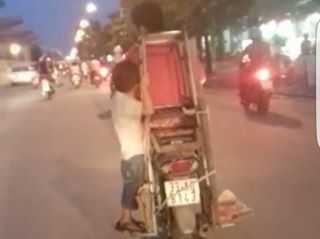 Bé trai vắt vẻo đánh đu trên xe máy: CSGT truy tìm người lái xe