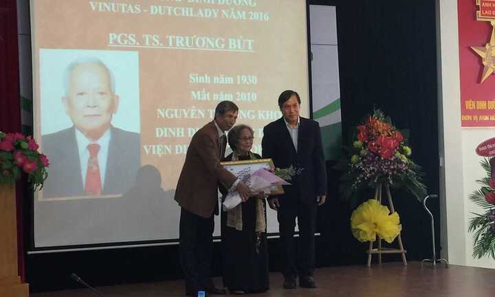 Hội Dinh Dưỡng Việt Nam và FrieslandCampina Việt Nam trao tặng giải thưởng dinh dưỡng VINUTAS – DUTCH LADY 2016