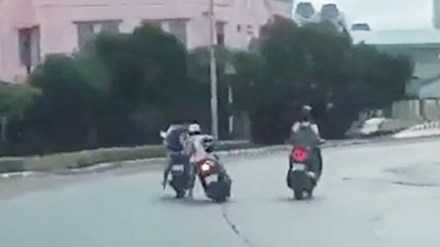 Mẹ phóng xe truy đuổi cướp, giành lại tiền đóng học cho con