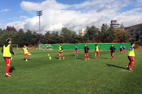 Tuyển Việt Nam bị đội bóng Đại học Jeonju cầm hòa