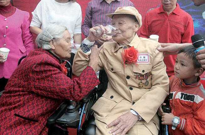 Cụ ông 66 năm chờ đợi cho lễ thành hôn ở tuổi 83