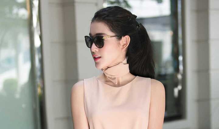 Á hậu Huyền My tự trang điểm, gợi cảm xuống phố