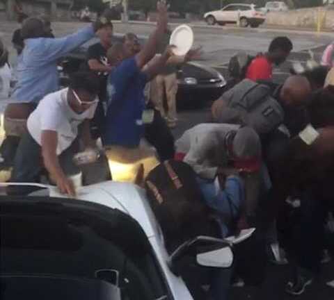 Chàng trai 21 tuổi vung 660 triệu đồng vào đám đông gây 'bão mạng'