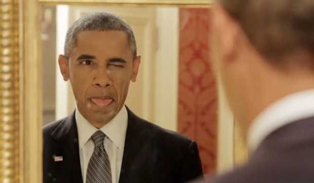 Tổng thống Obama làm mặt xấu trước gương, nhí nhảnh dùng gậy selfie