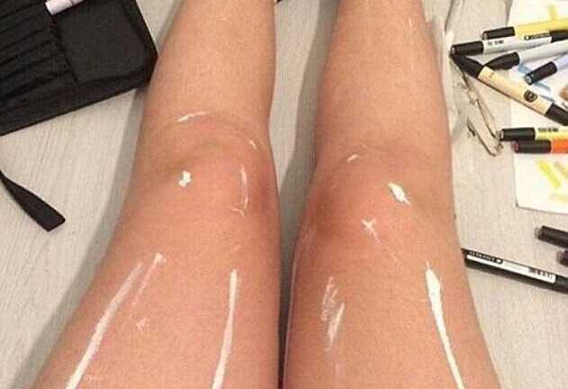 Bức ảnh đôi chân kỳ quái đang gây tranh cãi khắp thế giới