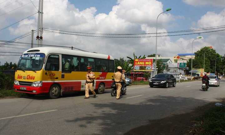CSGT Hà Nội xử lý nhiều xe buýt vi phạm luật giao thông