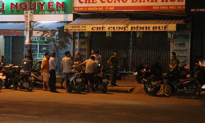Đang bán chè thuê, vợ bị chồng cầm dao cứa cổ