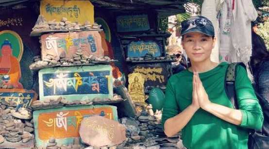 Sau scandal chồng bị 'tố' nợ trăm tỷ, Thu Minh hành hương về đất Phật