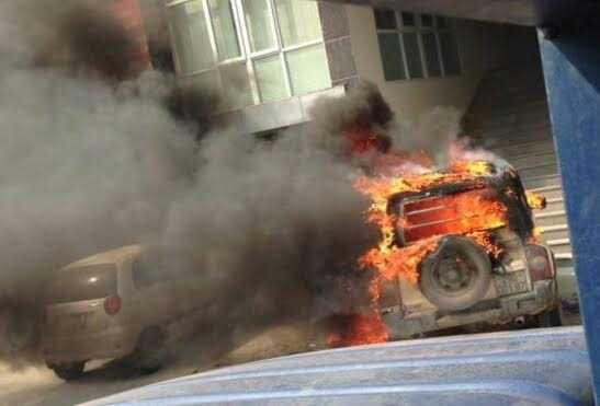 Clip ôtô 5 chỗ cháy ngùn ngụt trước trụ sở công an phường ở Quảng Ninh