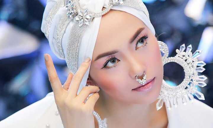 Minh Hằng nổi loạn với trang phục làm từ 150 mét dây