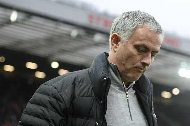 Vì sao Mourinho bị đuổi lên khán đài trận Man Utd 0-0 Burnley?