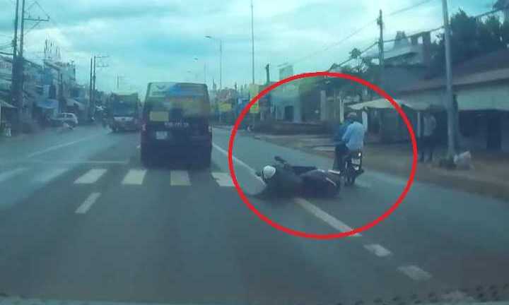 2 thanh niên lao xe từ ngõ ra, đốn ngã người đi đường vẫn thản nhiên bỏ đi