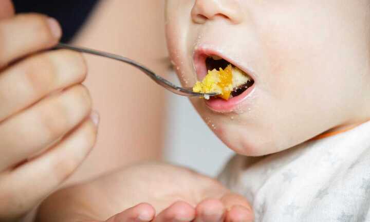 Bị bố bắt ăn quá nhiều, bé trai 3 tuổi chết nghẹn thương tâm