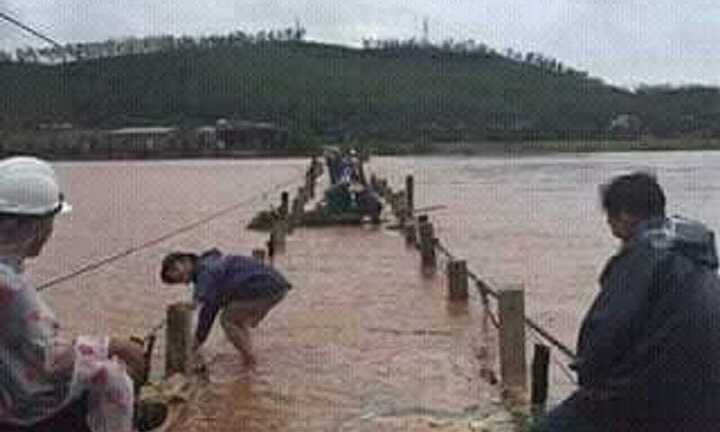 Cầu phao duy nhất vào 'ốc đảo' ở Quảng Bình bị lũ cuốn trôi