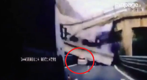 Cầu vượt đổ sập, đè nát hàng loạt ôtô