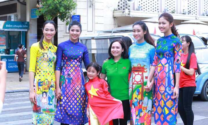 Hoa hậu Mỹ Linh, Á hậu Thanh Tú nhảy flashmob cùng hàng nghìn bạn trẻ