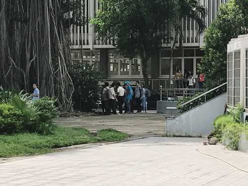 Nam sinh ĐH Y Dược TP.HCM rơi từ tầng 4 xuống đất