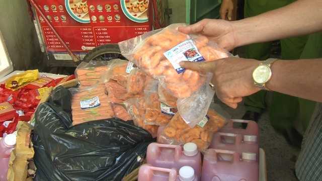 Phát hiện cơ sở gom đồ ăn bẩn về bán cho học sinh