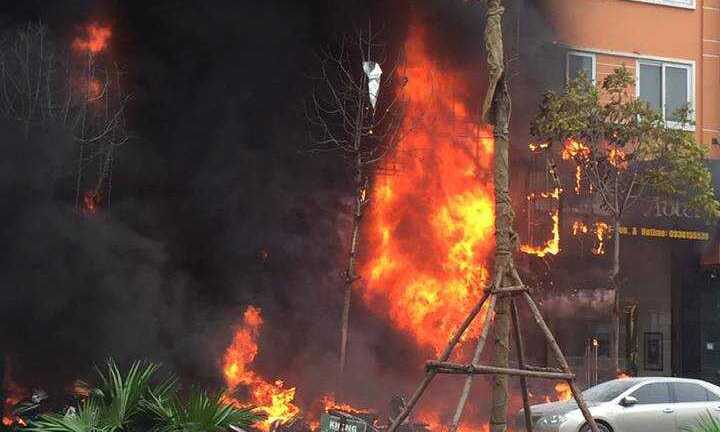 Cháy lớn dãy nhà hàng, quán karaoke ở Hà Nội: Ít nhất 13 người thiệt mạng