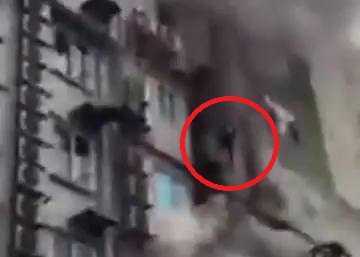 Clip lính cứu hỏa căng mình trong đám cháy dữ dội ở Trần Thái Tông