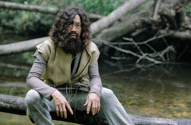 Hoài Linh hóa thân thành người rừng trong phim Tết