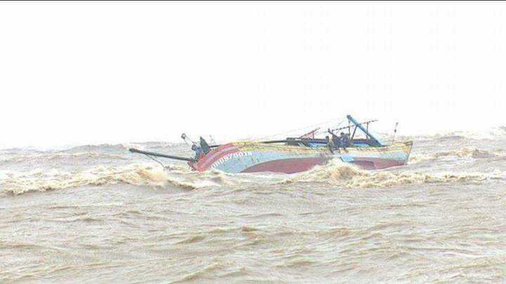 Vào bờ tránh lũ, một tàu cá ở Quảng Bình bị sóng đánh chìm