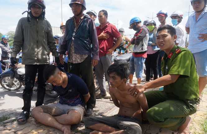 'Hiệp sĩ' rượt đuổi 2 tên cướp trên đường cao tốc