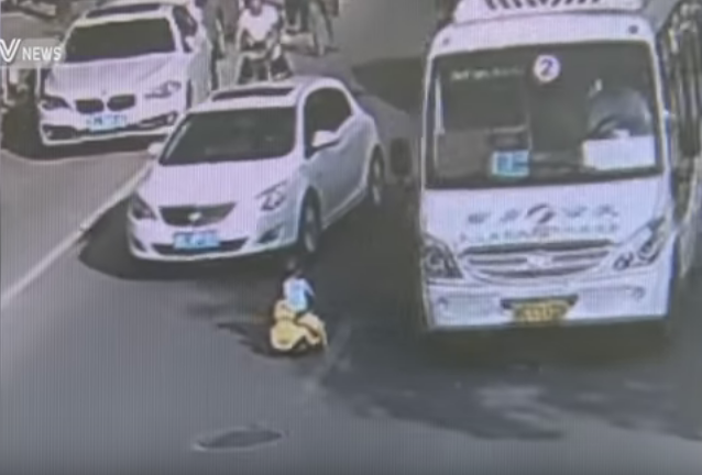 'Quái xế' nhí cưỡi xe đồ chơi đi ngược chiều làm náo loạn đường phố Trung Quốc