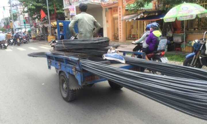 Thêm một nữ sinh bị thanh sắt trên xe 'máy chém' đâm trọng thương