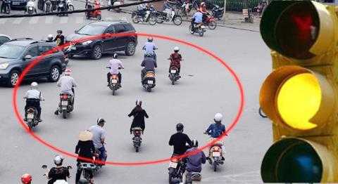 Từ hôm nay (1/11), quy định dừng đèn vàng chính thức có hiệu lực