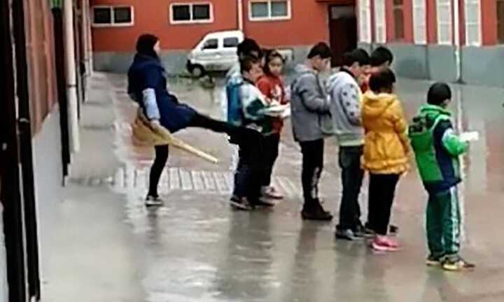 Video: Phẫn nộ cô giáo Trung Quốc đá học sinh vì không làm bài tập về nhà