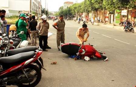 Truy bắt ô tô chở thuốc lá lậu vượt đèn đỏ gây tai nạn rồi bỏ chạy