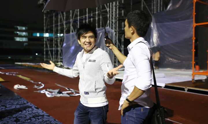 Đan Trường đội mưa đến tập luyện trong liveshow của Việt Hương