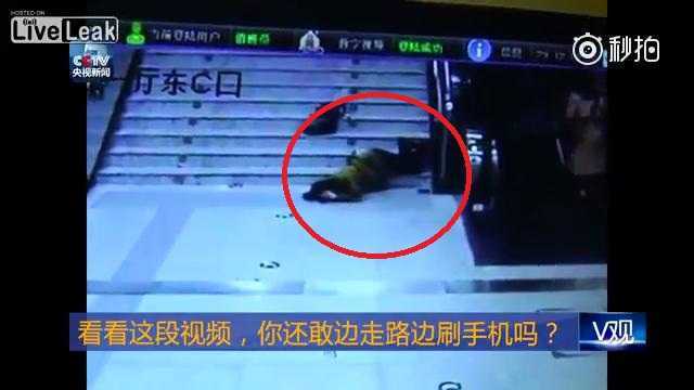 'Dán mắt' vào điện thoại, quý cô ngã cầu thang, lộn nhiều vòng