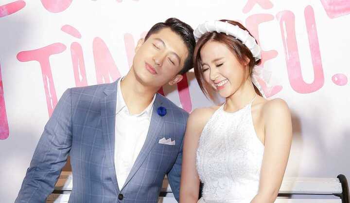 Midu diện đầm cưới trắng muốt, hạnh phúc cười tít mắt bên 'bạn trai'