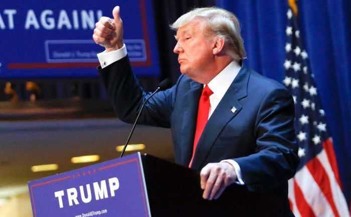 Ông Trump bất ngờ vượt lên dẫn trước bà Clinton