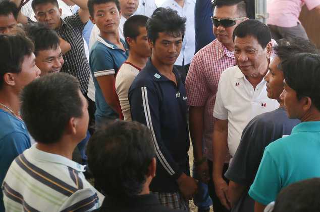 Tổng thống Duterte tiễn ngư dân Việt Nam bị bắt về nước