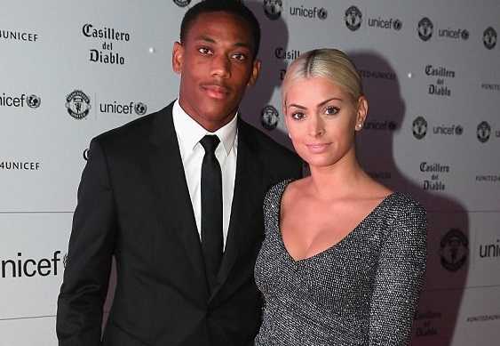 Vợ bỏ, phong độ trồi sụt, Martial tìm vui bên bồ mới nóng bỏng