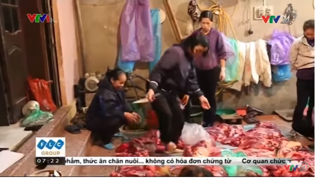 Clip tiểu thương giẫm đạp lên thịt, chặt xương bò trên nền đất bẩn