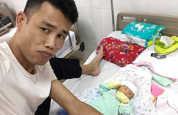 Hiệp 'gà' hạnh phúc khoe quý tử mới sinh